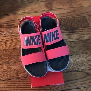 SALE TODAY New Women’s Nike SZ 7 Tanjun Sandal Red